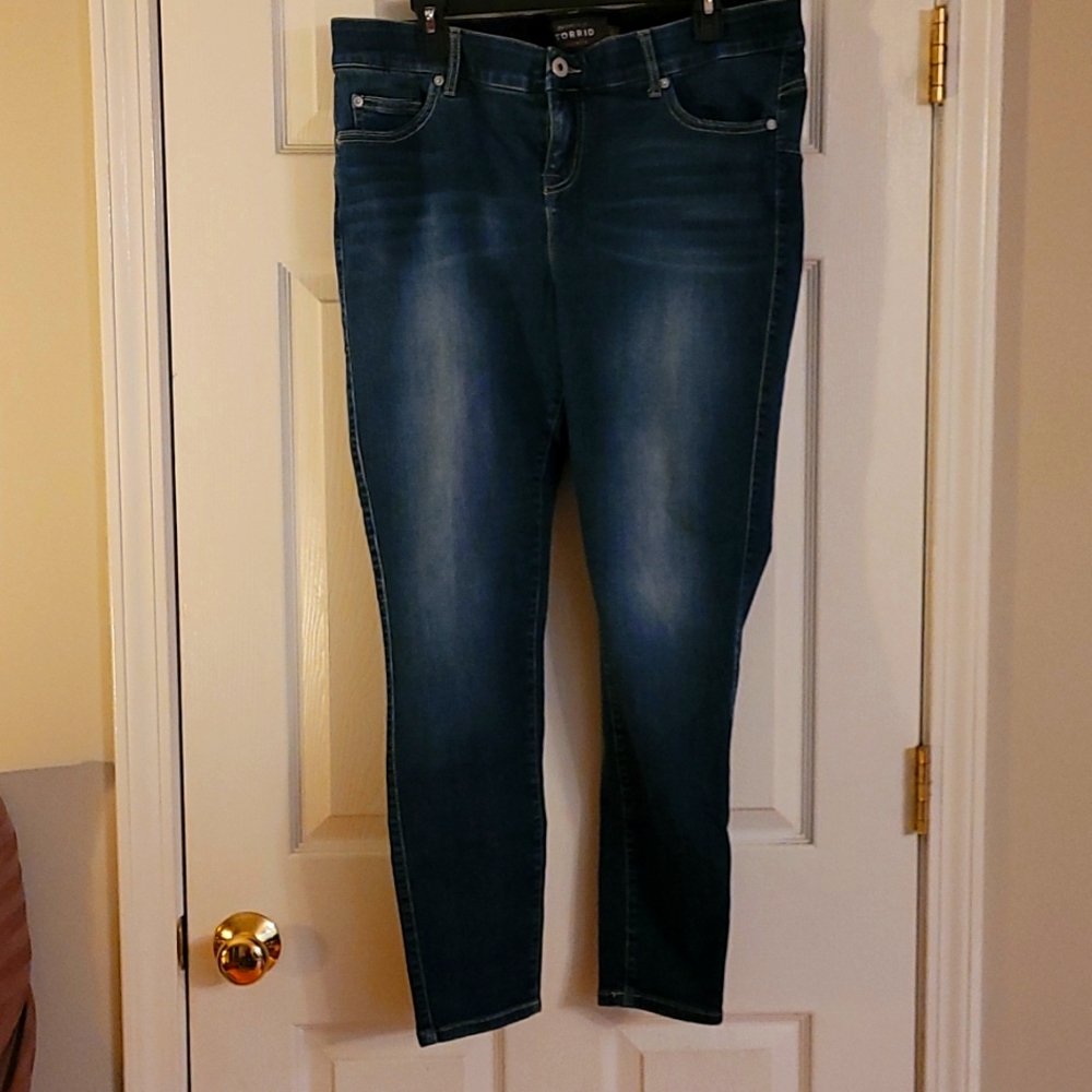 Skinny jeans < bombshell>